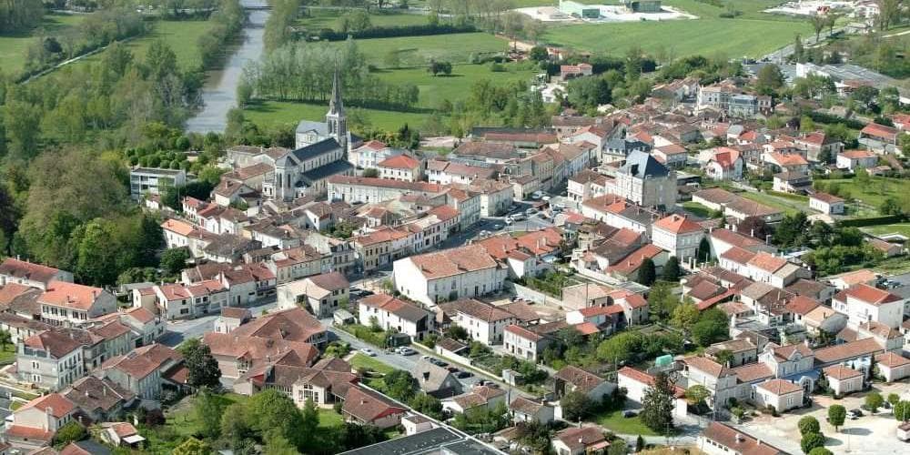Vue aérienne de La Roche-Chalais